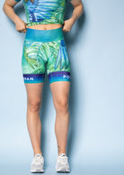 Primo Cycling Shorts in hand printed Blue Feather Collection by Power Woman is a high performance cycling shorts for your fastest rides. Anatomical shape and a highly breathable upper part in a cooling light weight mesh and a padded crotch. Designed for long hours in the saddle for both training or racing long distances.