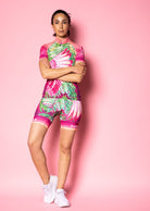 The Primo Cycling Jersey in the beautiful handmade print Pink Feather by Power Woman is a high quality cycling jersey. Perfect for all indoor- and outdoor cycling as well as long distance racing.