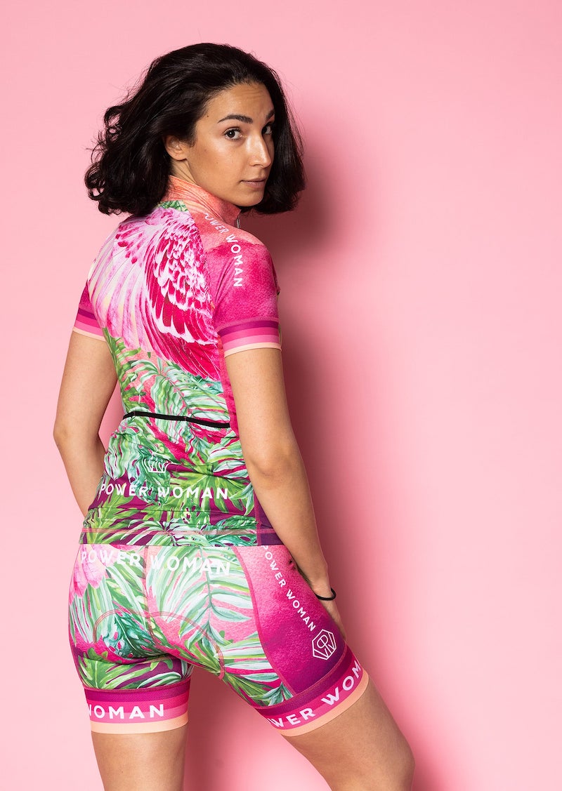 The Primo Cycling Jersey in the beautiful handmade print Pink Feather by Power Woman is a high quality cycling jersey. Perfect for all indoor- and outdoor cycling as well as long distance racing.